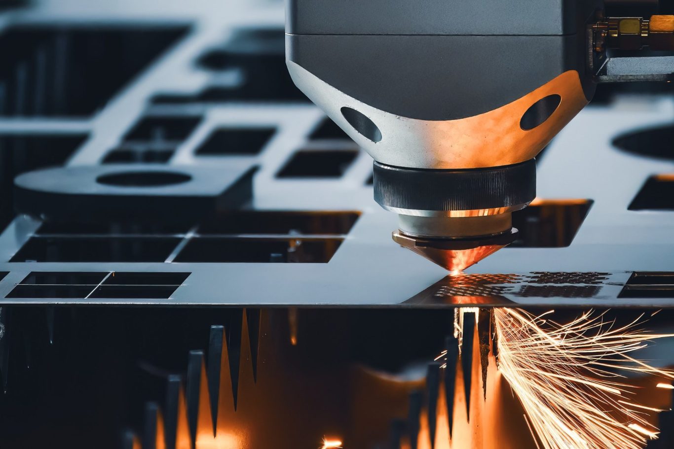 CNC-Laser schneidet präzise durch Metall mit Funkenbildung.