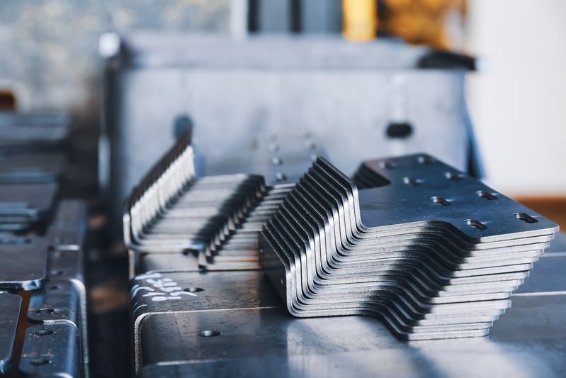 Blechbiegeteile Stapeln von mehreren Blechbiegeteilen sauber übereinander gelegt