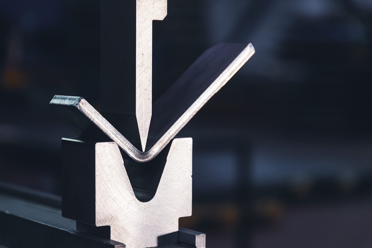 Biegebank biegt Metallteil in V-Form